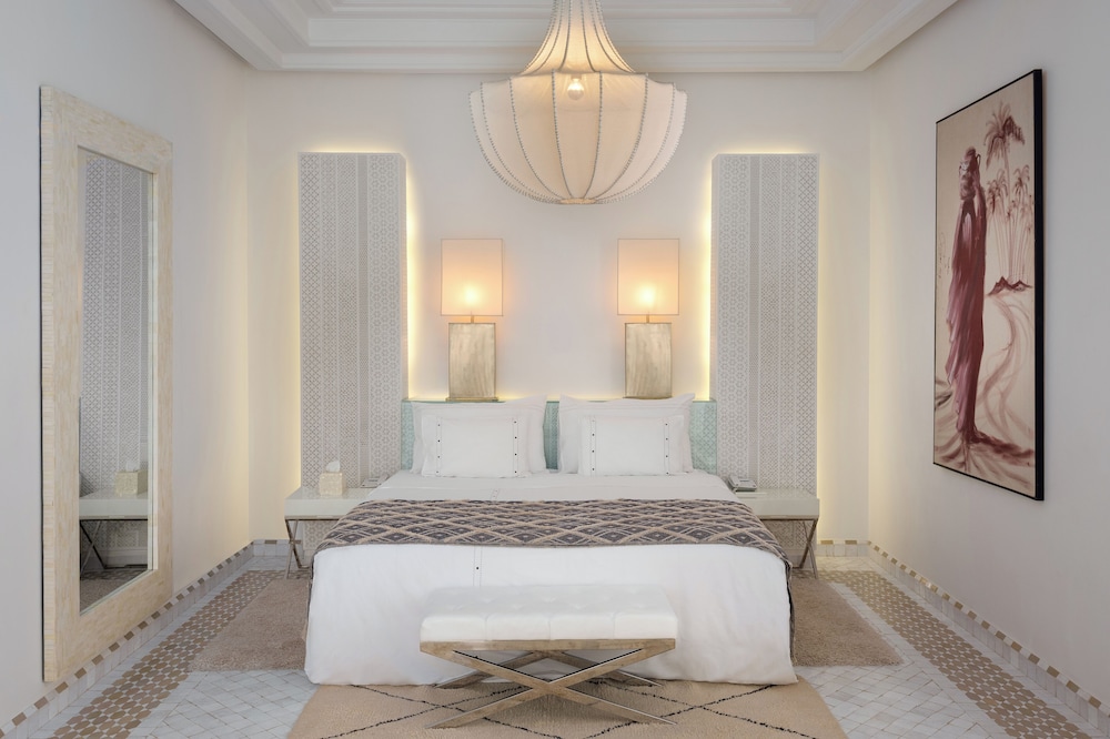 SUITE, QUEEN BED