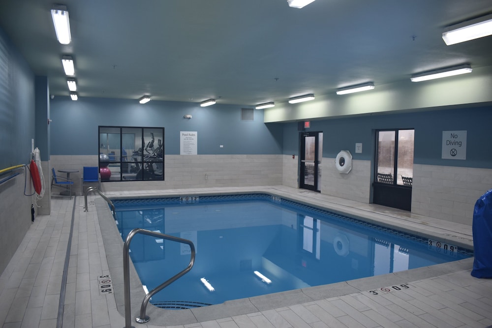 Holiday Inn Express Hotel Suites Mcpherson 36/64