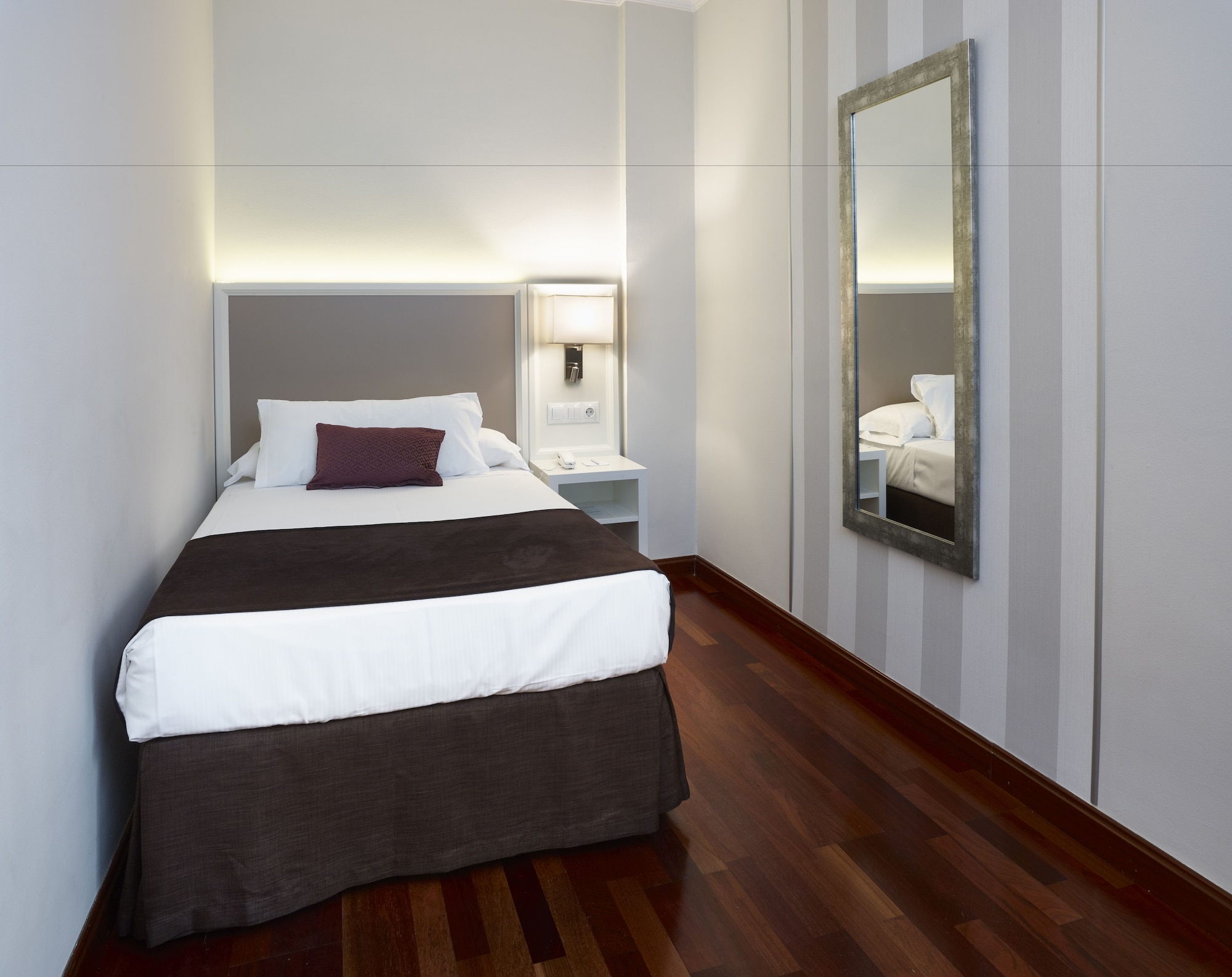 ROOM, SINGLE