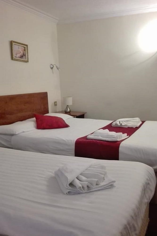 WHITELEAF HOTEL 4/50
