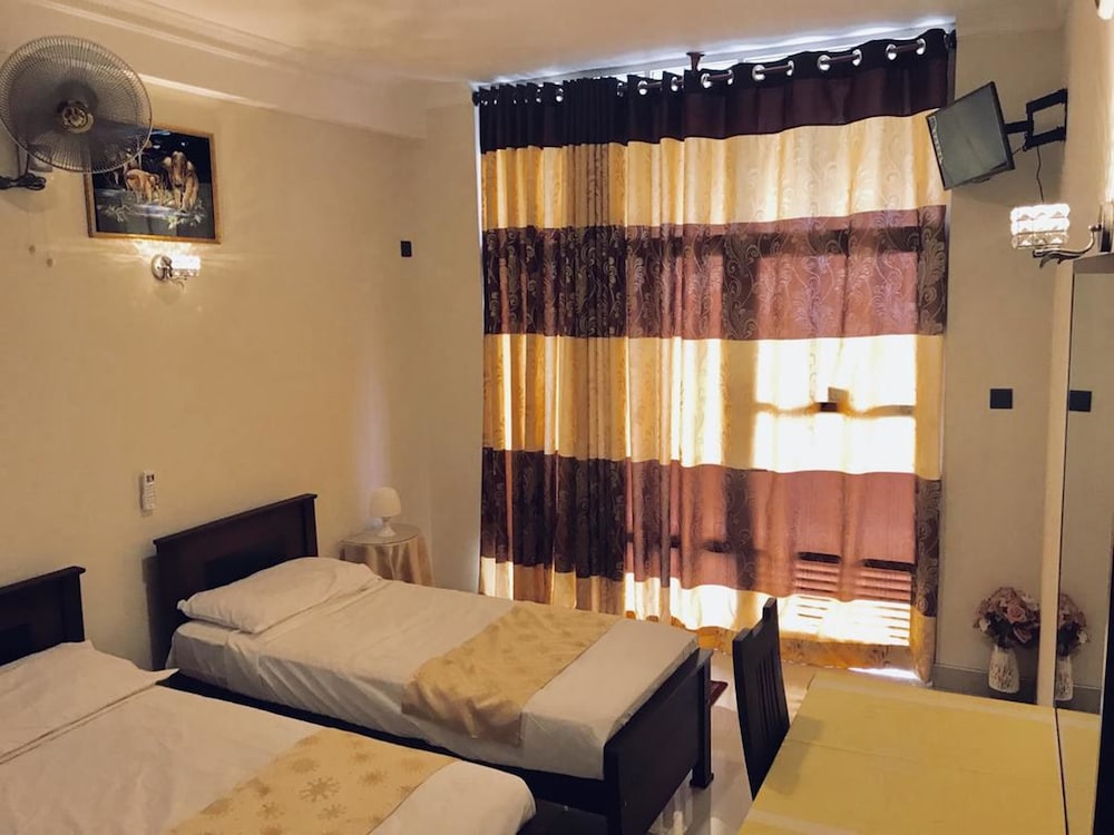 Queens Beach Hotel 15/50