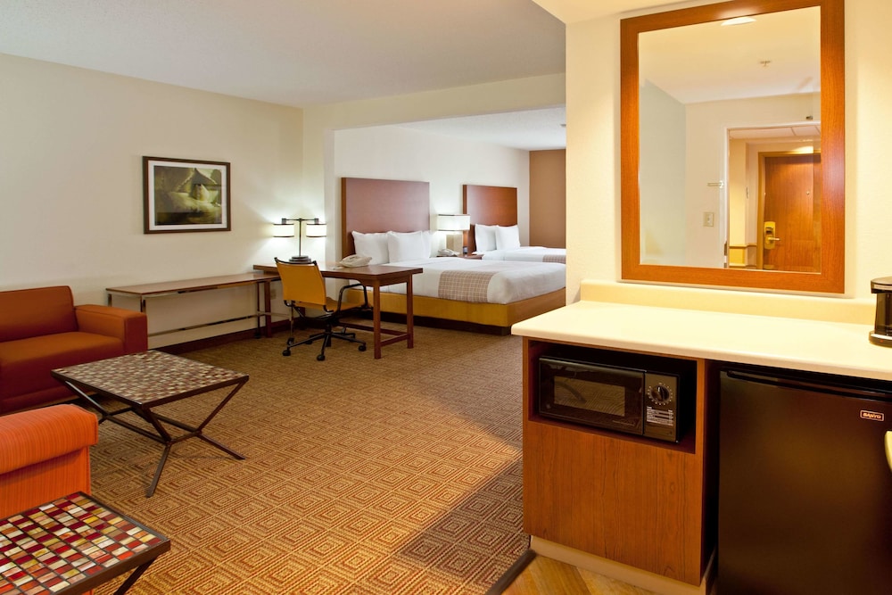 La Quinta Inn & Suites by Wyndham Bannockburn-Deerfield 30/56