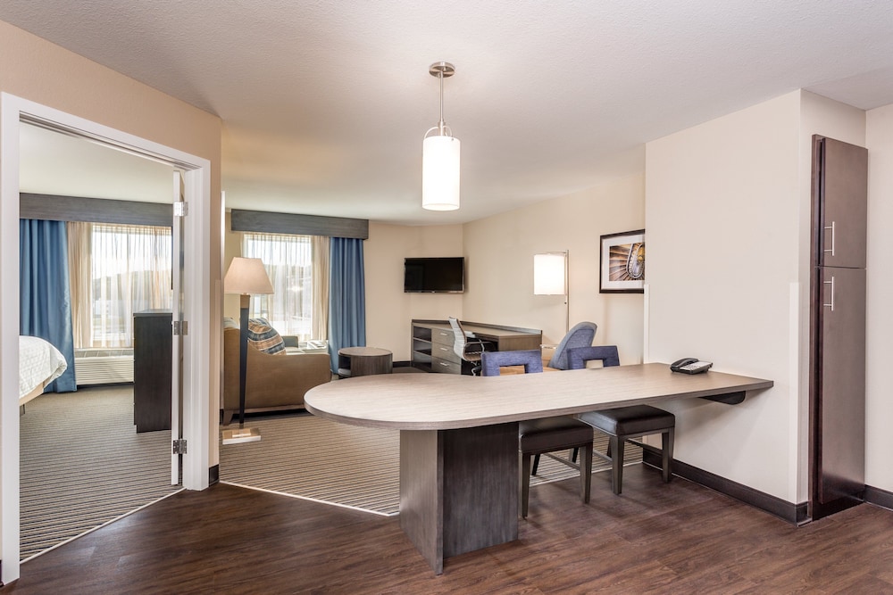 Candlewood Suites Eau Claire I-94 32/43