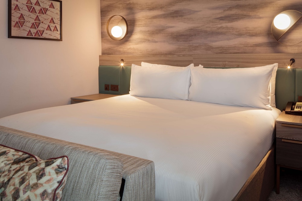 SUPERIOR, QUEEN BED, SOFA