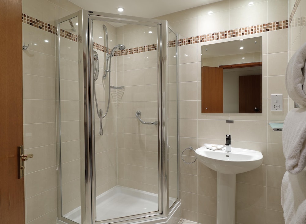 3 Bedrooms, Traditional, Apartment, 1 Double and 4 Single Beds، Macdonald Forest Hills Hotel & Spa 3/4