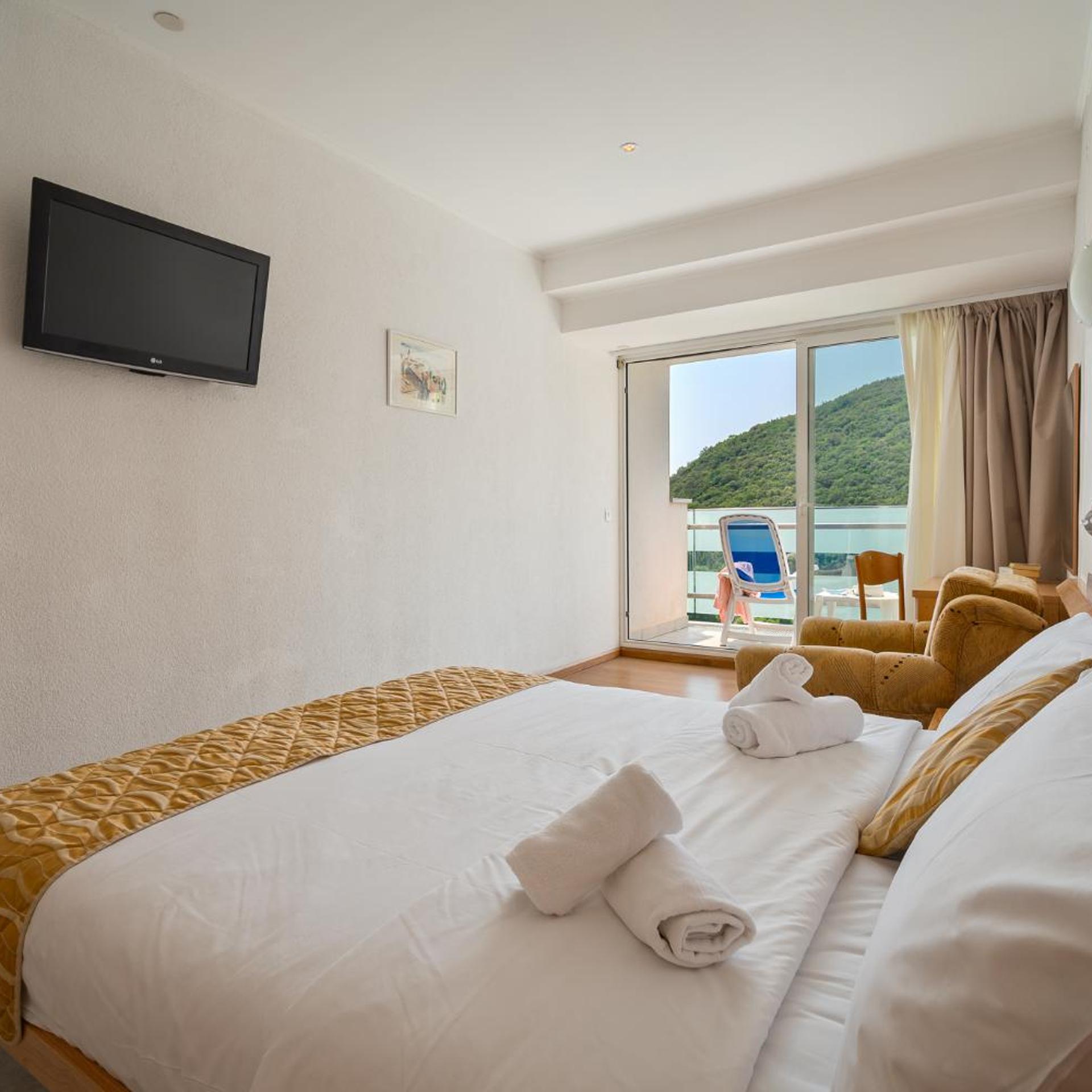 Room, Double or Twin Bed, Lateral Side Sea View