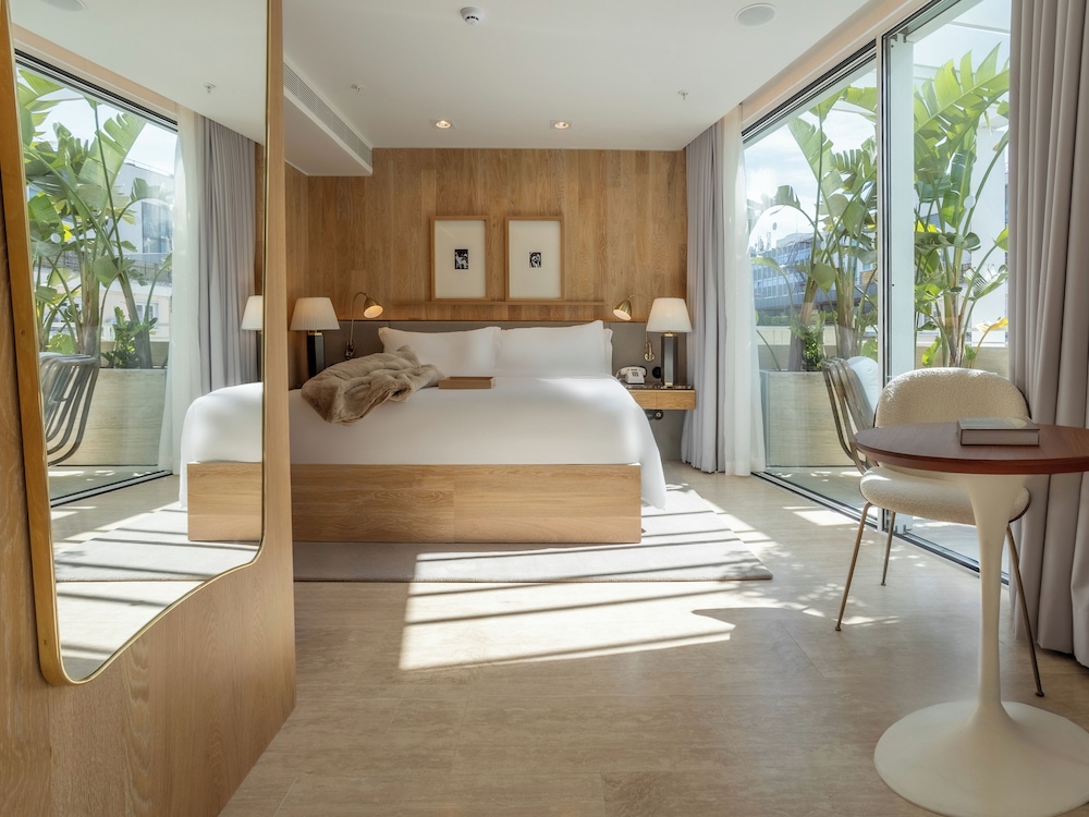 CONTEMPORARY, SUITE, BALCONY