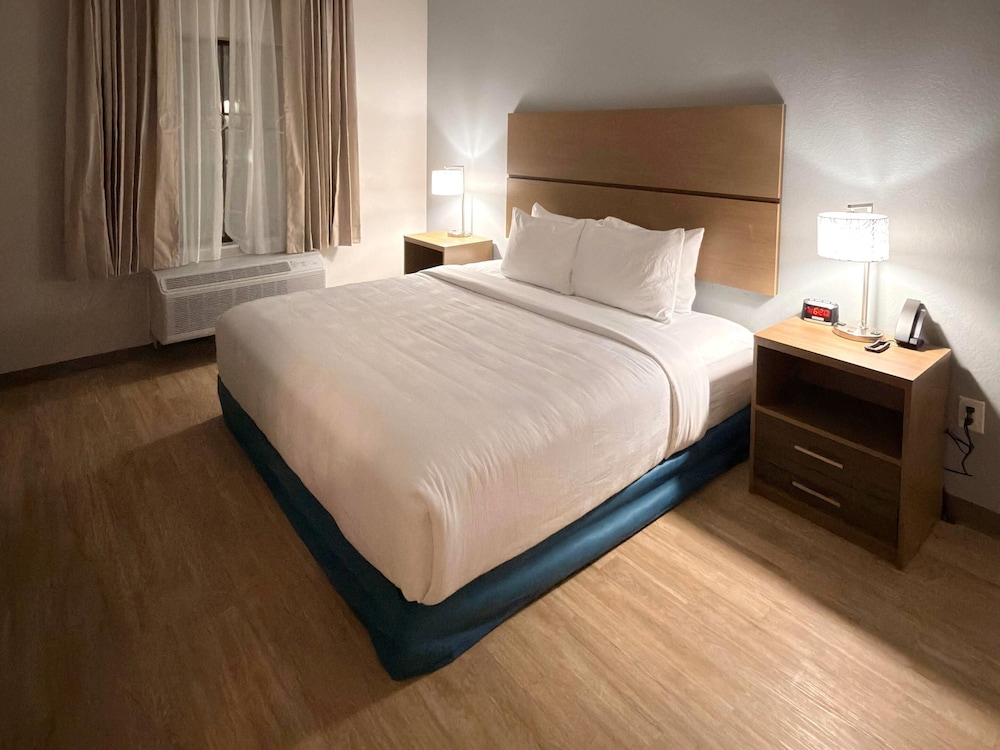 Efficiency, King Bed, Accessible