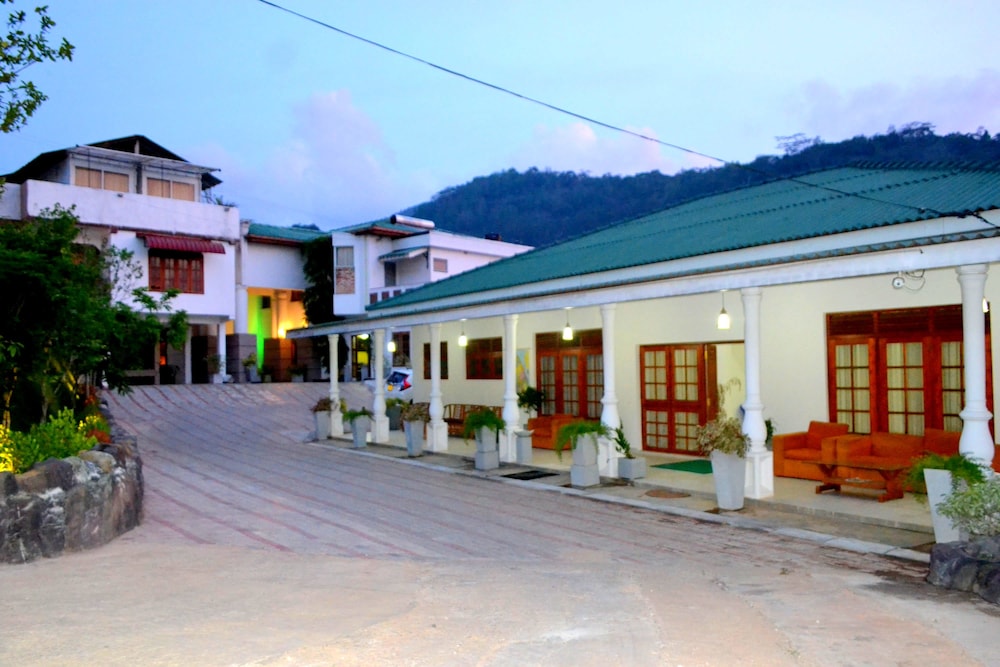 Capital Regency Hotel 3/44