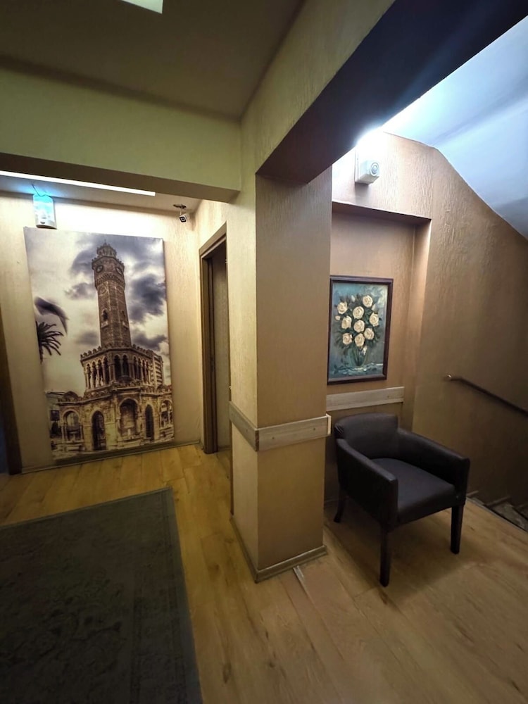 LUCID HOTEL 24/32