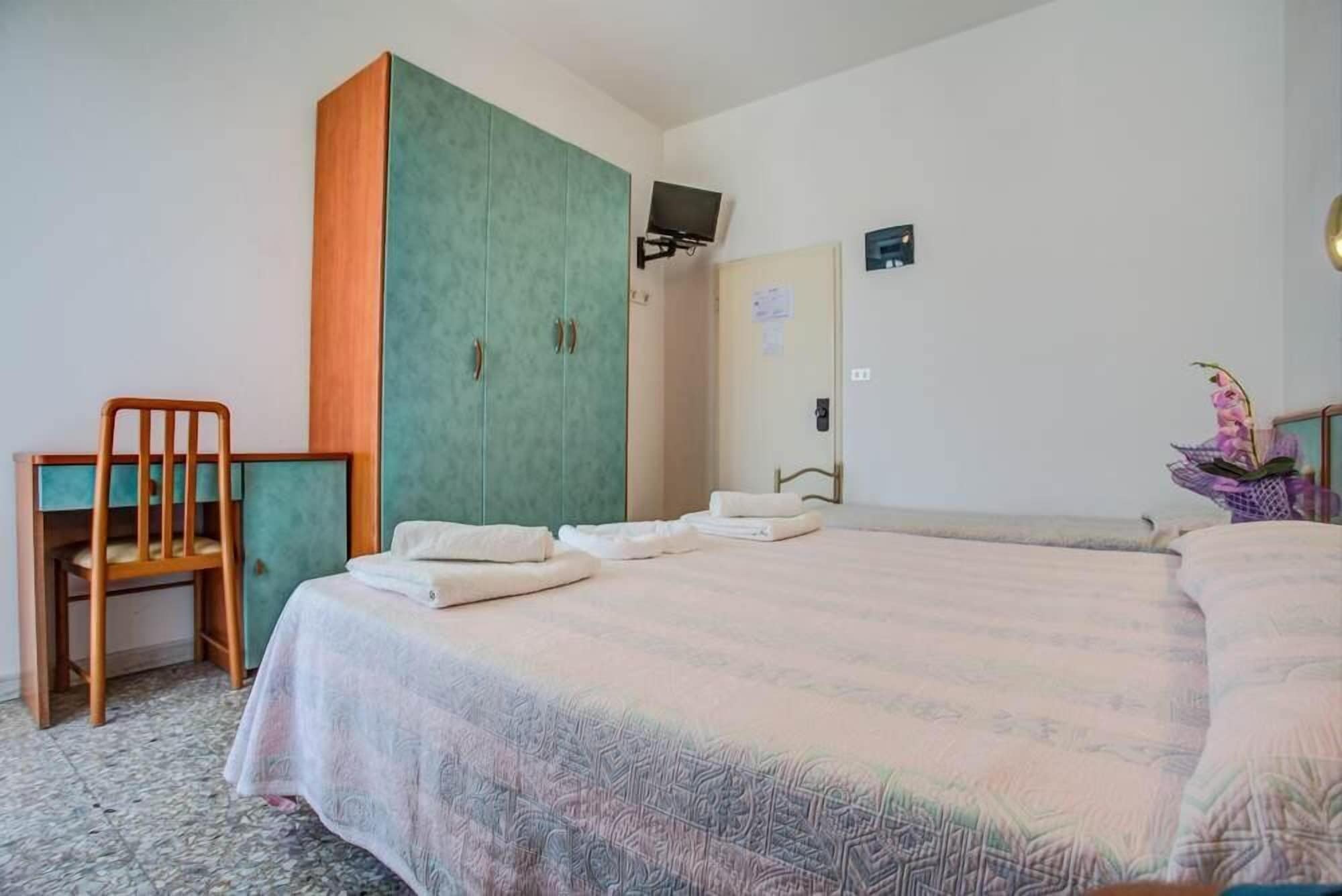 ROOM, DOUBLE OR TWIN BED