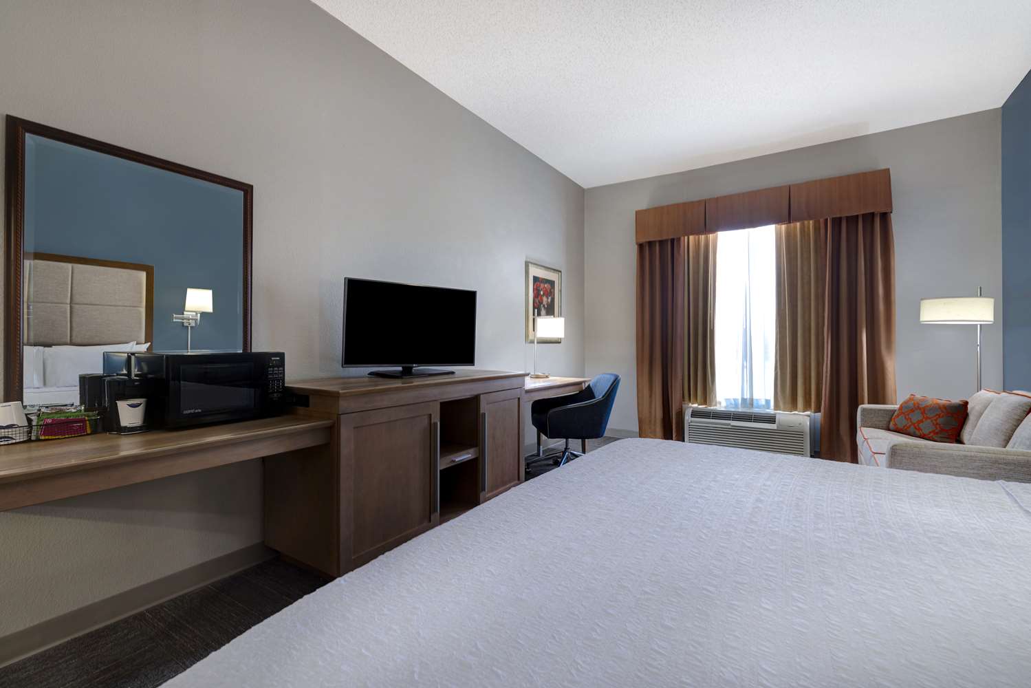 جناح استوديو بسرير كينج مع أريكة، Hampton Inn Victoria 4/6