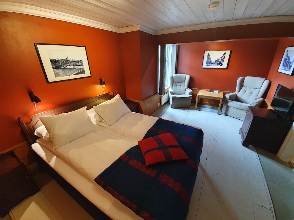 Standard, Queen Bed, Vertshuset Roros 2/5