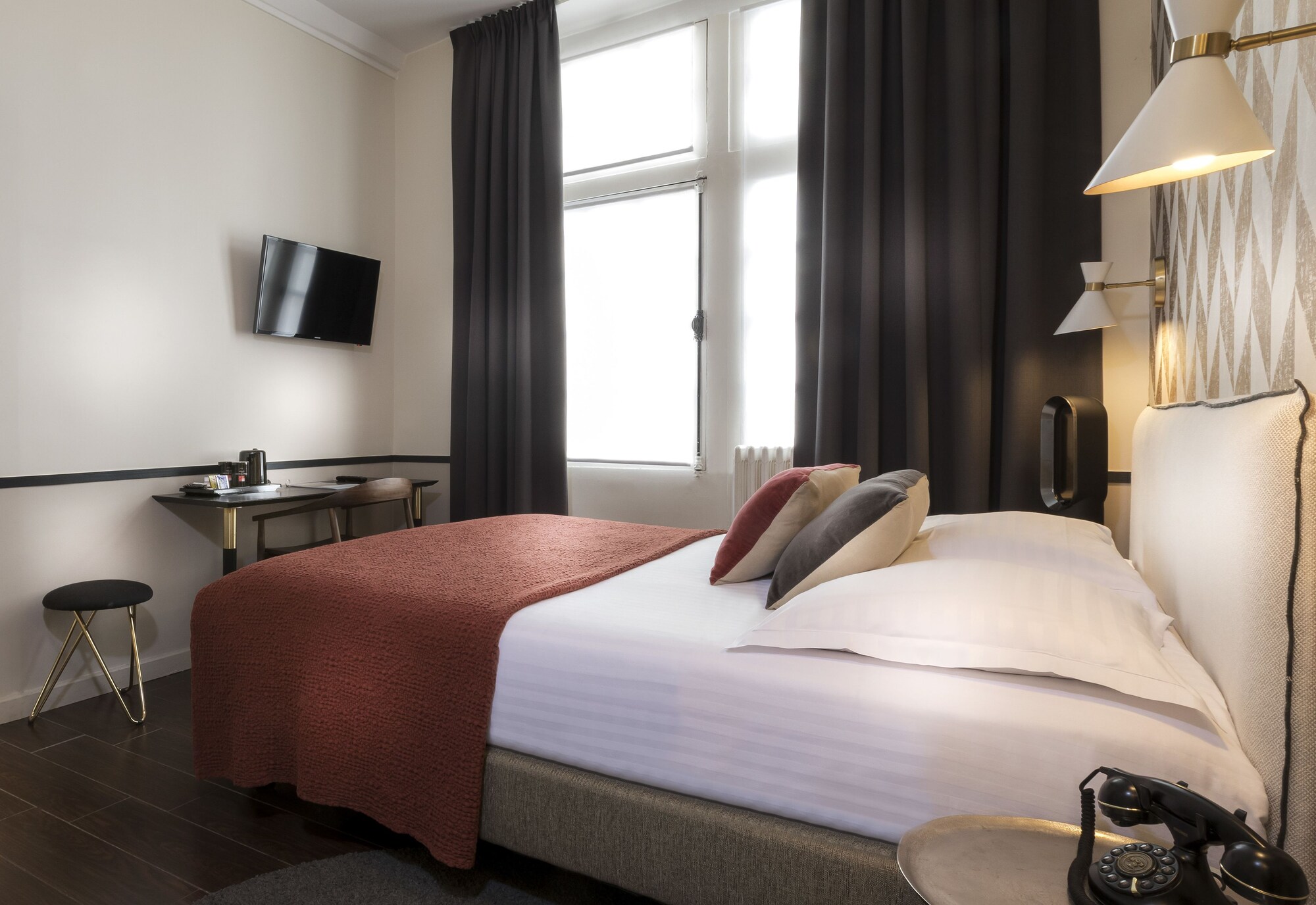 ROOM, SINGLE