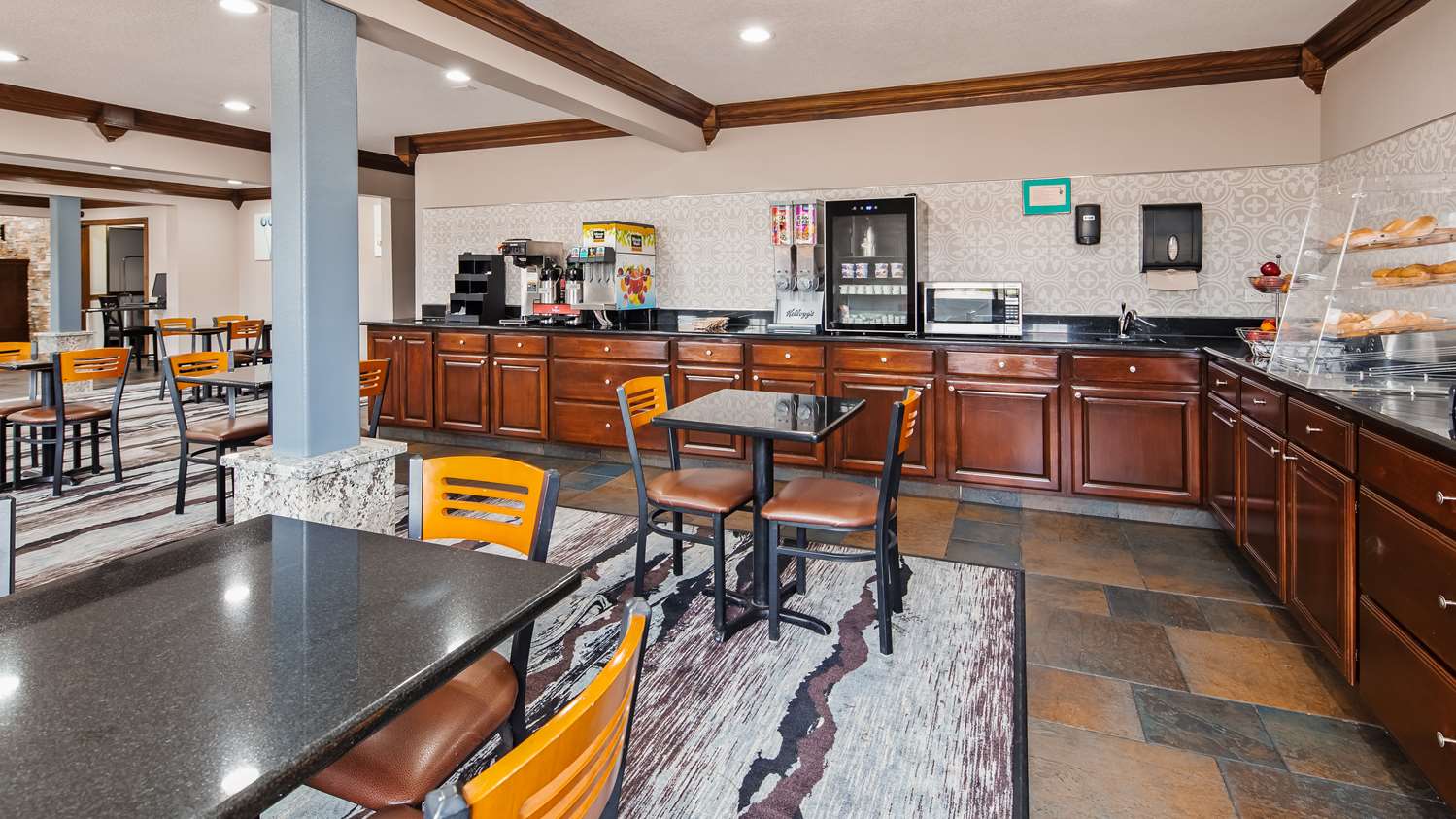 Ramada by Wyndham Cedar Rapids South 25/26