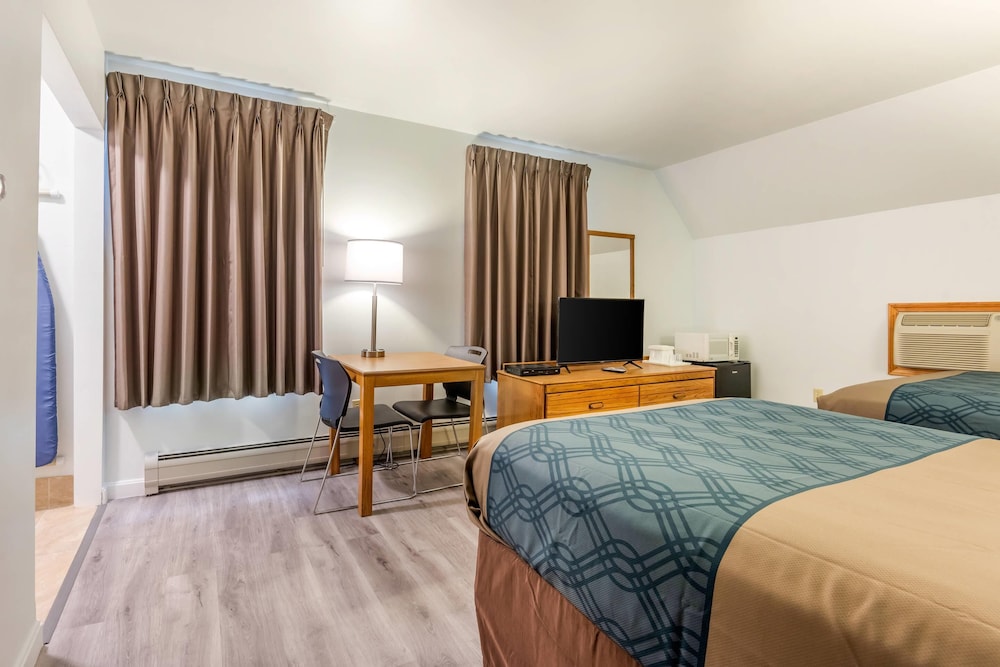 Standard, 2 Double Beds, Econo Lodge Saint Albans 3/6