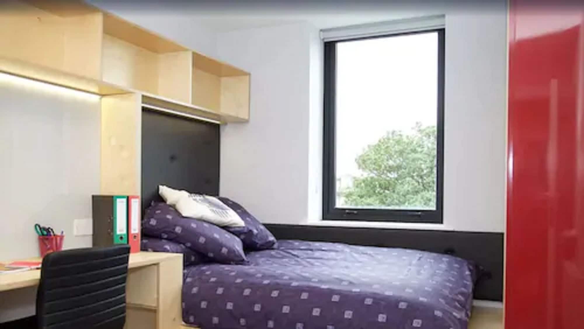 ROOM, DOUBLE BED