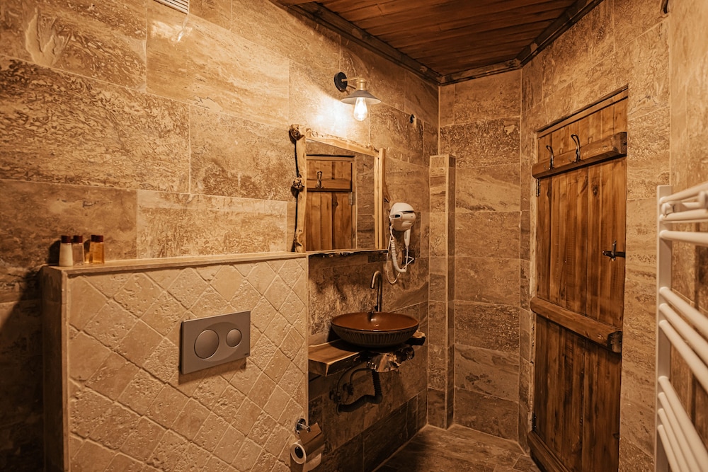 Larissa Cave Hotel 20/50