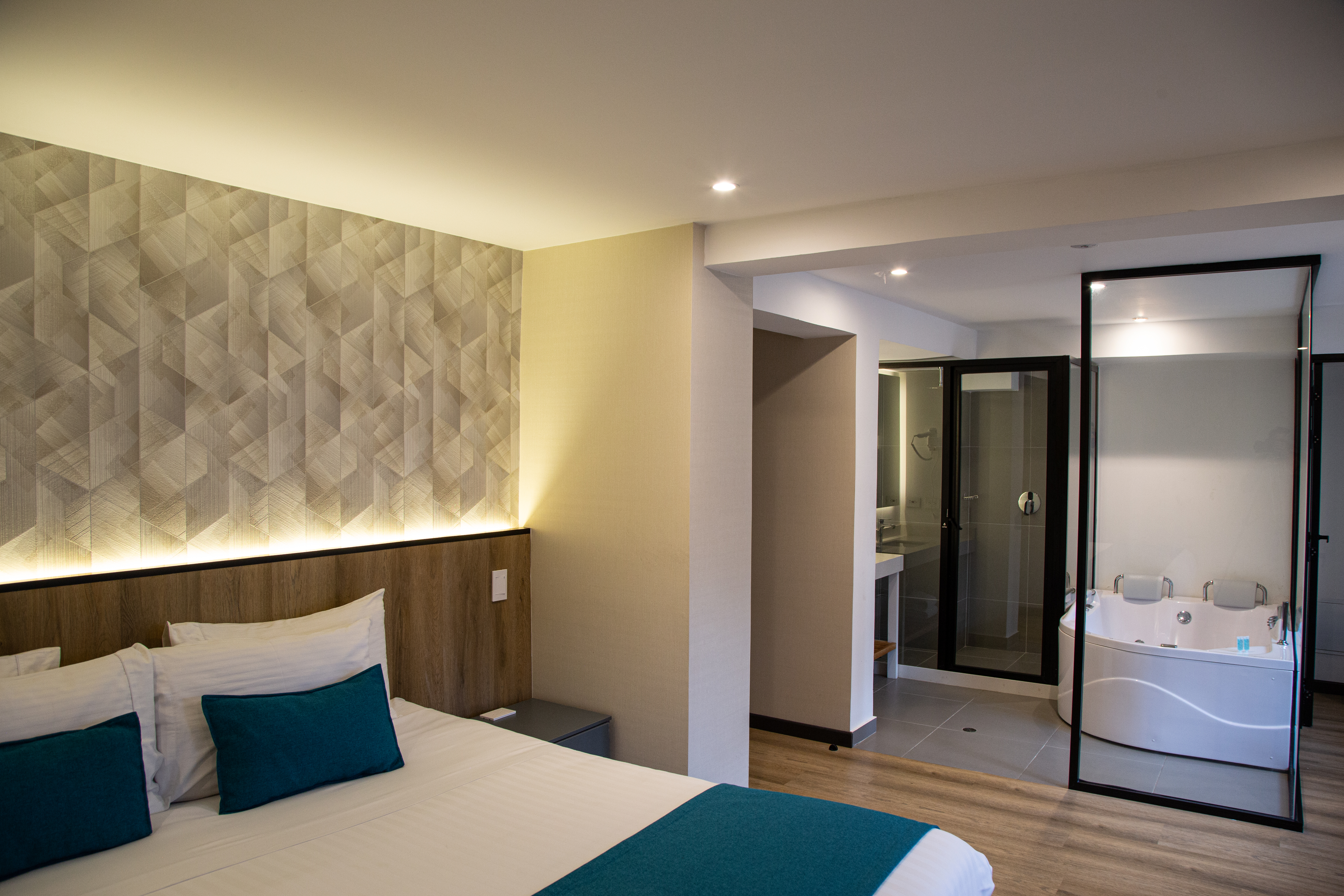 جناح جونيور، Hotel Grand Park 3/4