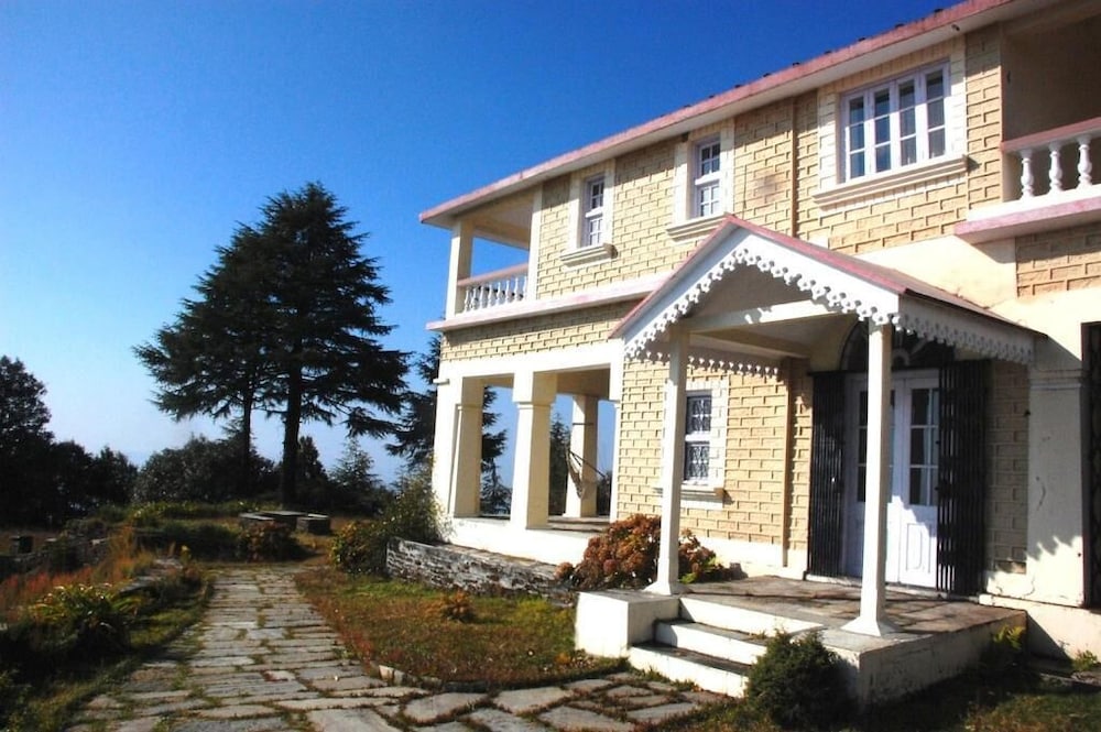 THE GRAND OAK MANOR