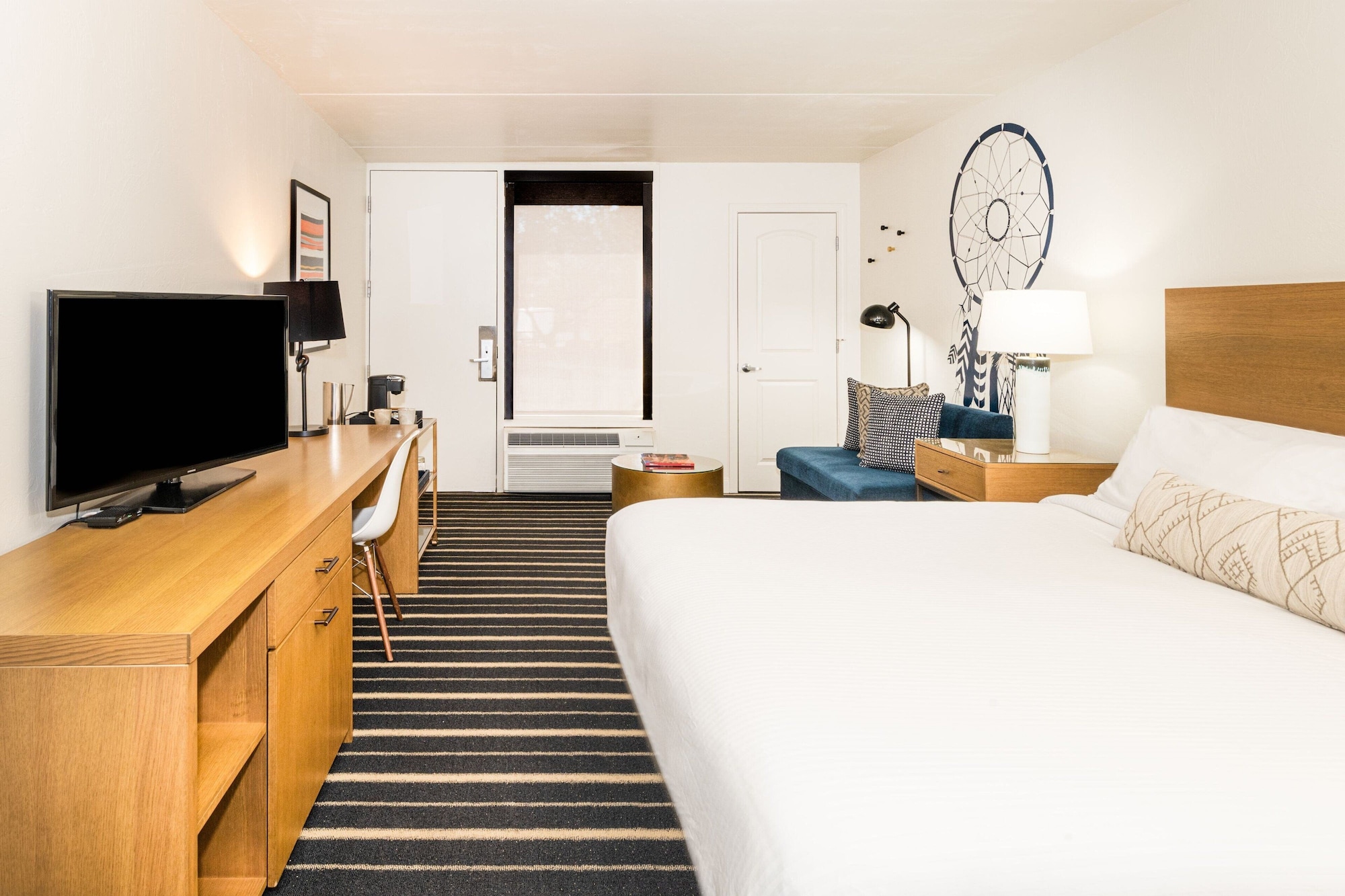 GUEST ROOM, KING BED