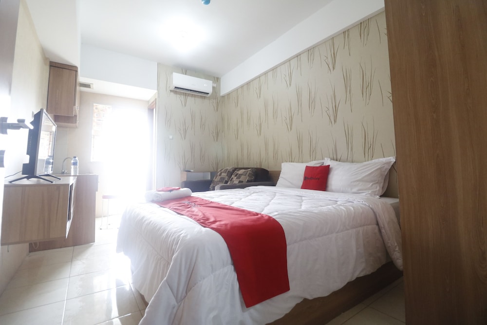 RedDoorz Apartment @ Green Lake View Ciputat 8/18