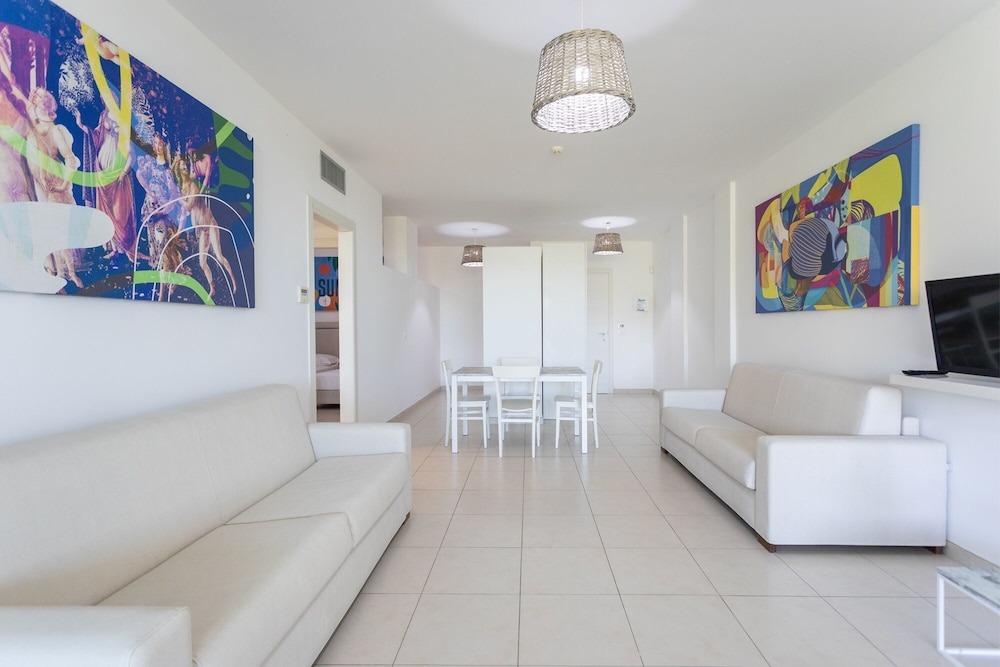 19 Summer Suites 39/60
