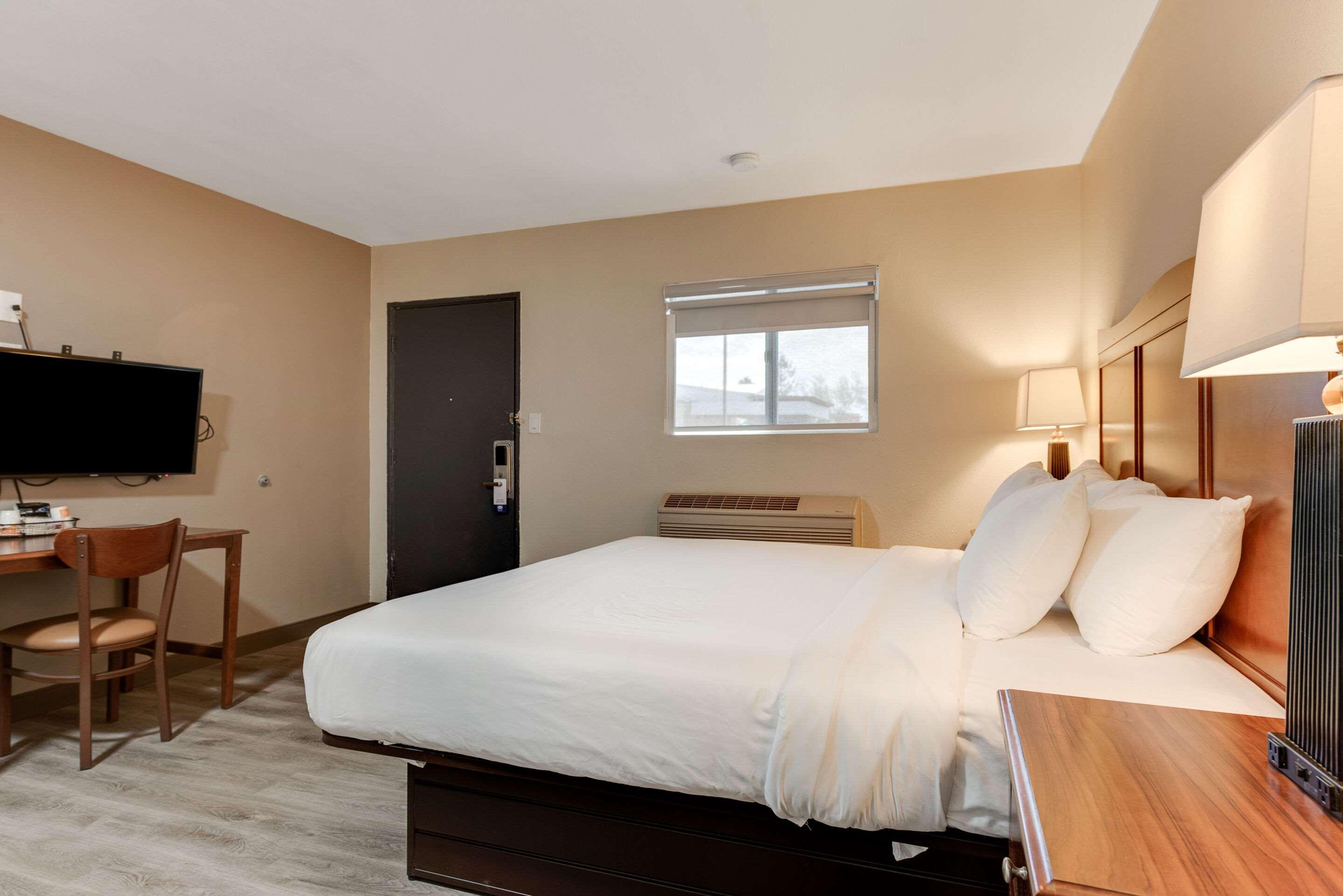 غرفة بسرير كينج، Suburban Studios Near Mesa Verde 4/5