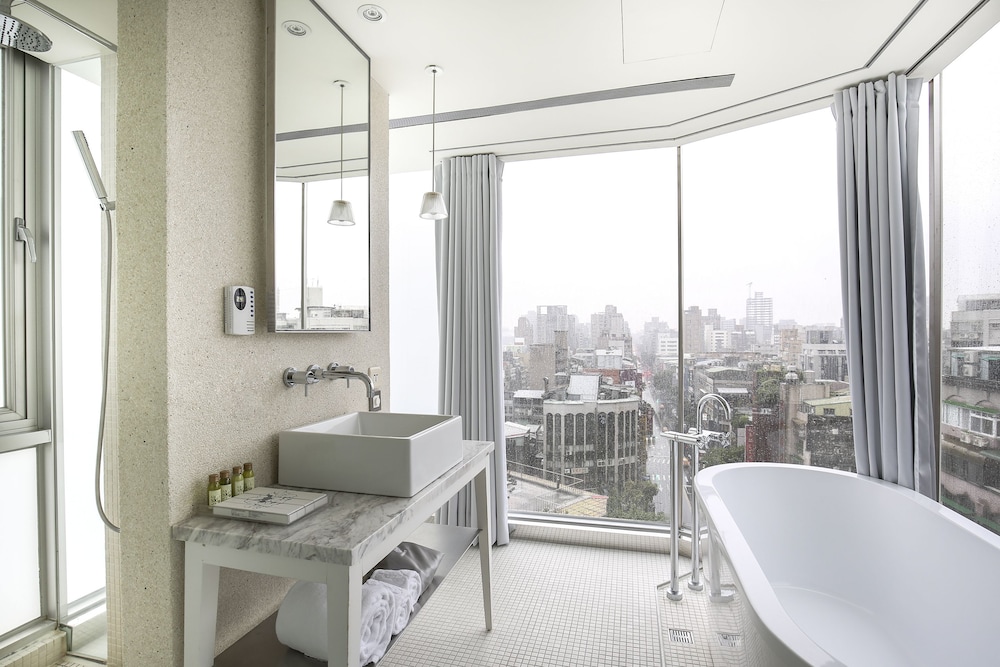 Deluxe, Queen Bed, Street View، Ambience Hotel 10/10