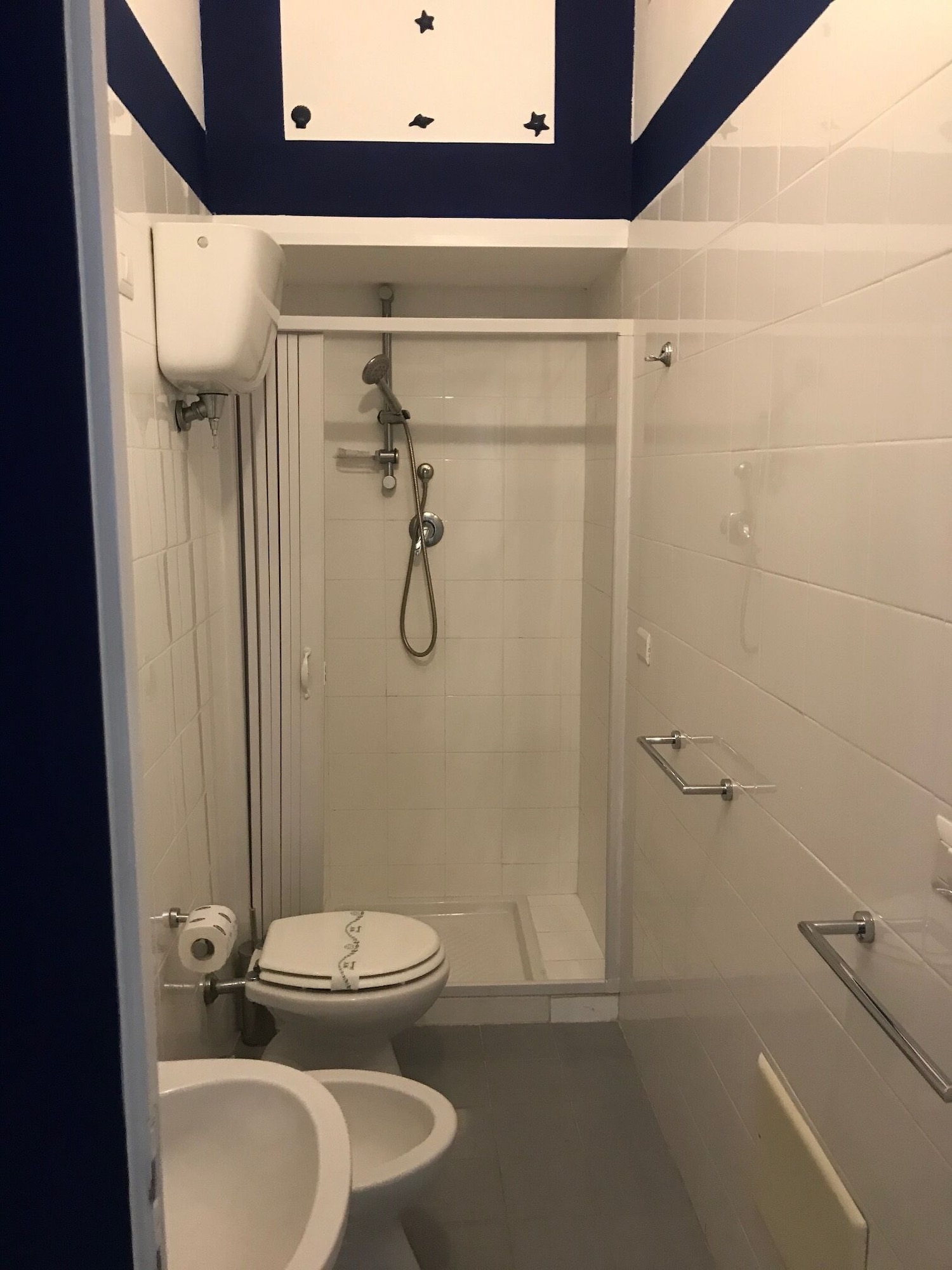 غرفة رباعية بسرير كوين وسريرين منفصلين بإطلالة على الحديقة