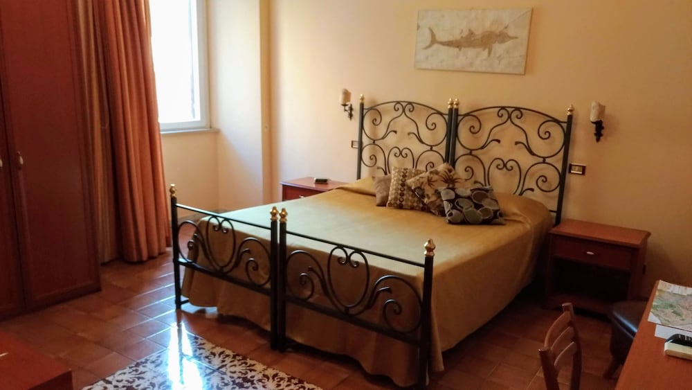 Nicolas Inn 11/50