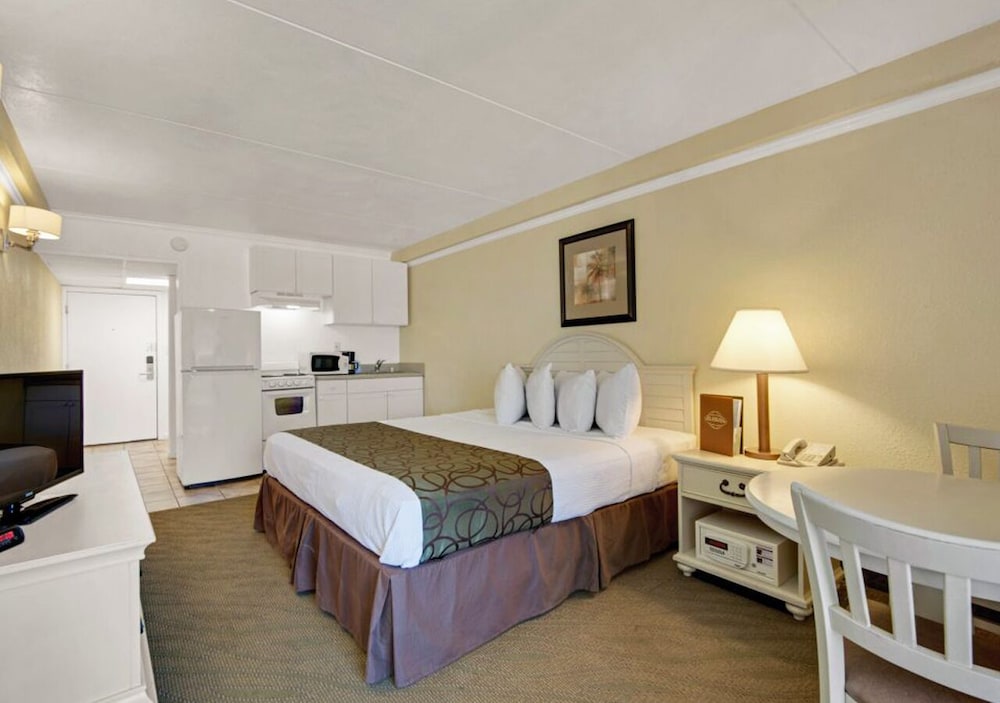 Ramada by Wyndham Panama City Beach / Beachfront 7/25