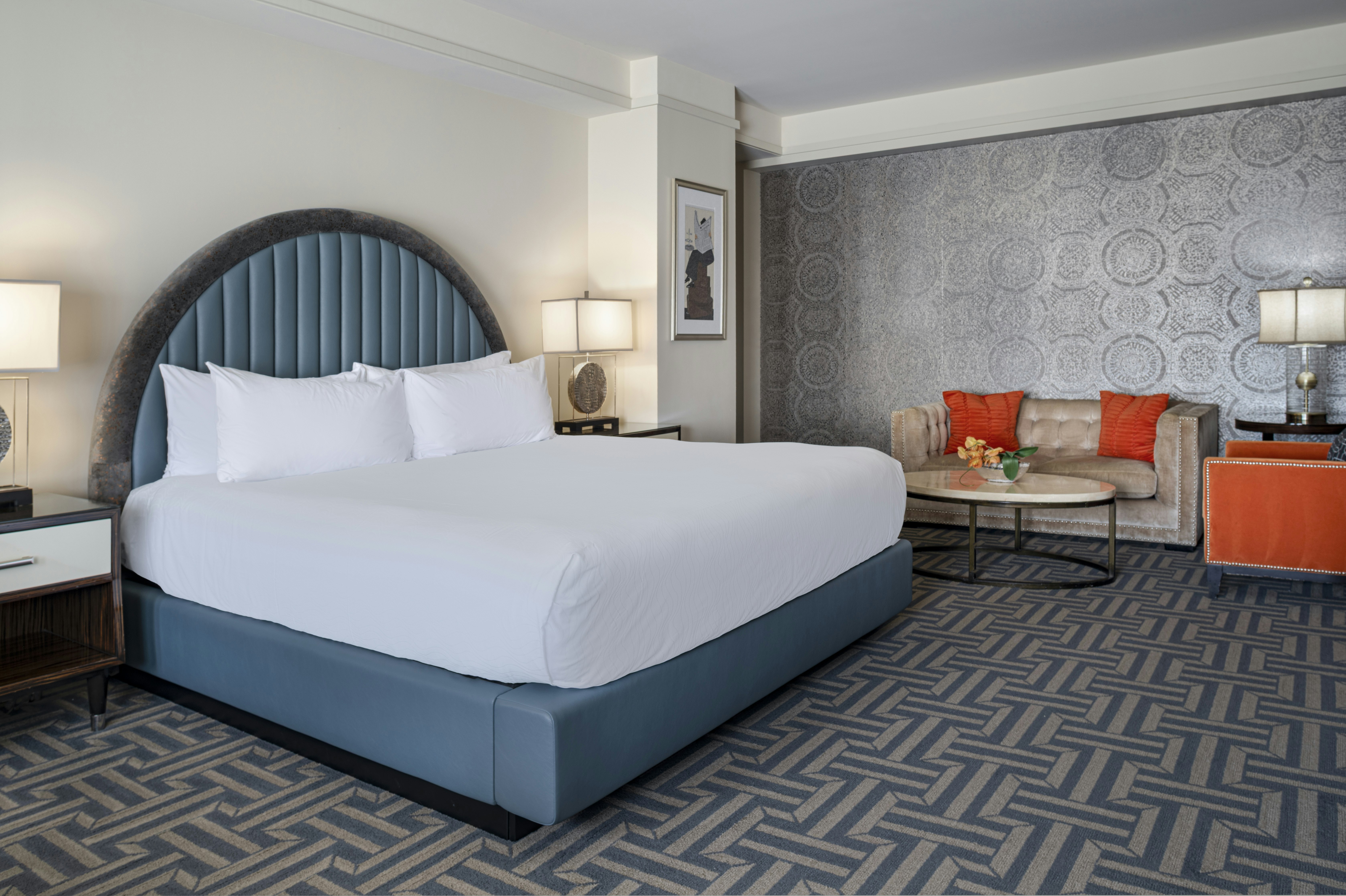 DELUXE, KING BED