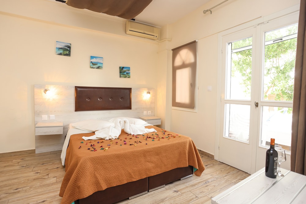Summer Beach Hotel 6/46