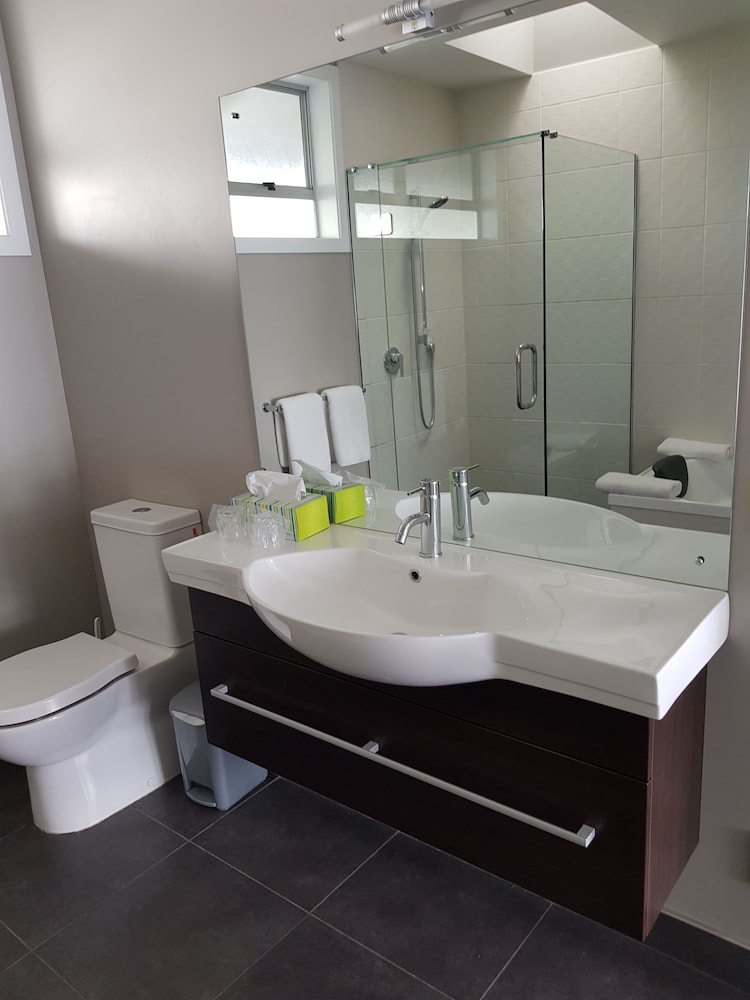 شقة بسريرين كينج بشرفة، The Avenue Hotel 5/8