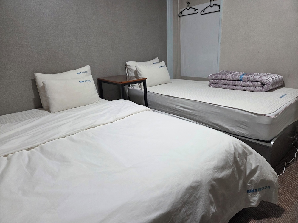 DELUXE, TWIN BEDS