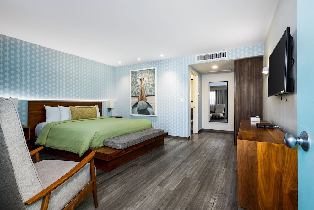 Skylark Hotel 25/70
