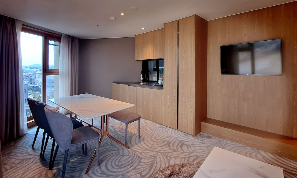 Ebenezer Hotel 31/46