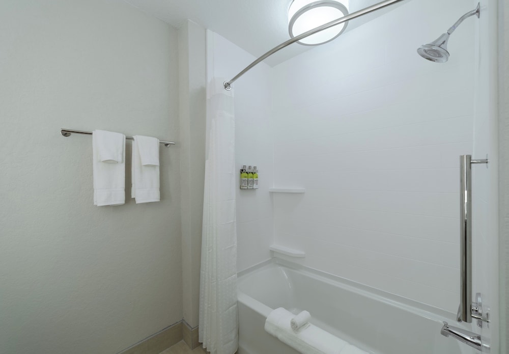 جناح بسرير كينج مع أريكة، Holiday Inn Express And Suites San Marcos South 4/6