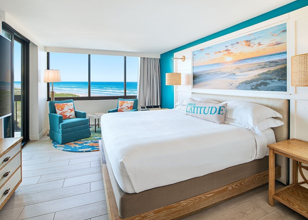 DELUXE, KING BED, PARTIAL OCEAN VIEW