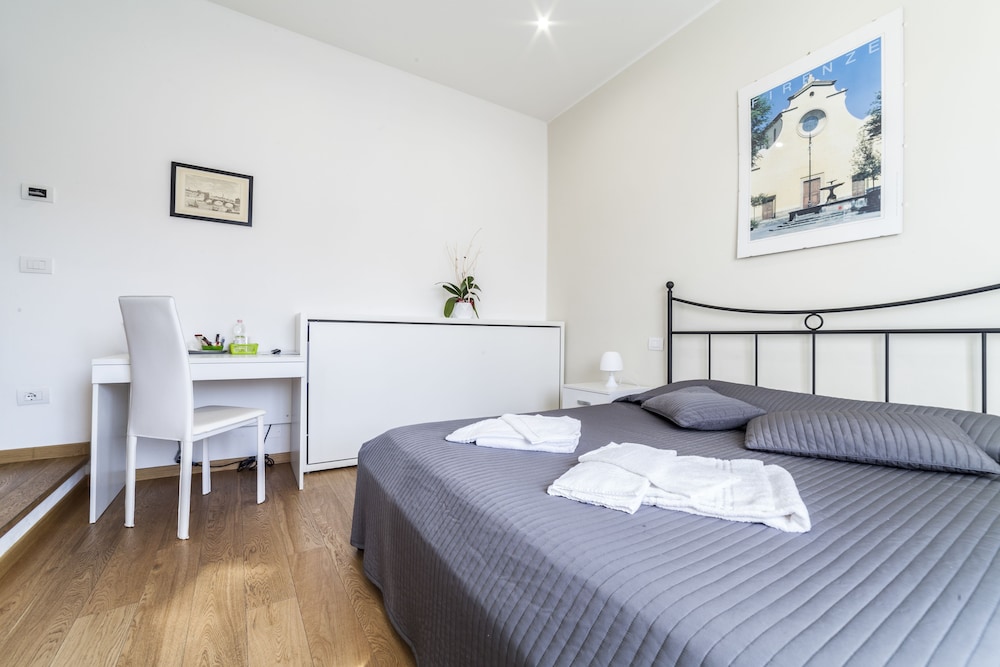 ROOM, DOUBLE OR TWIN BED