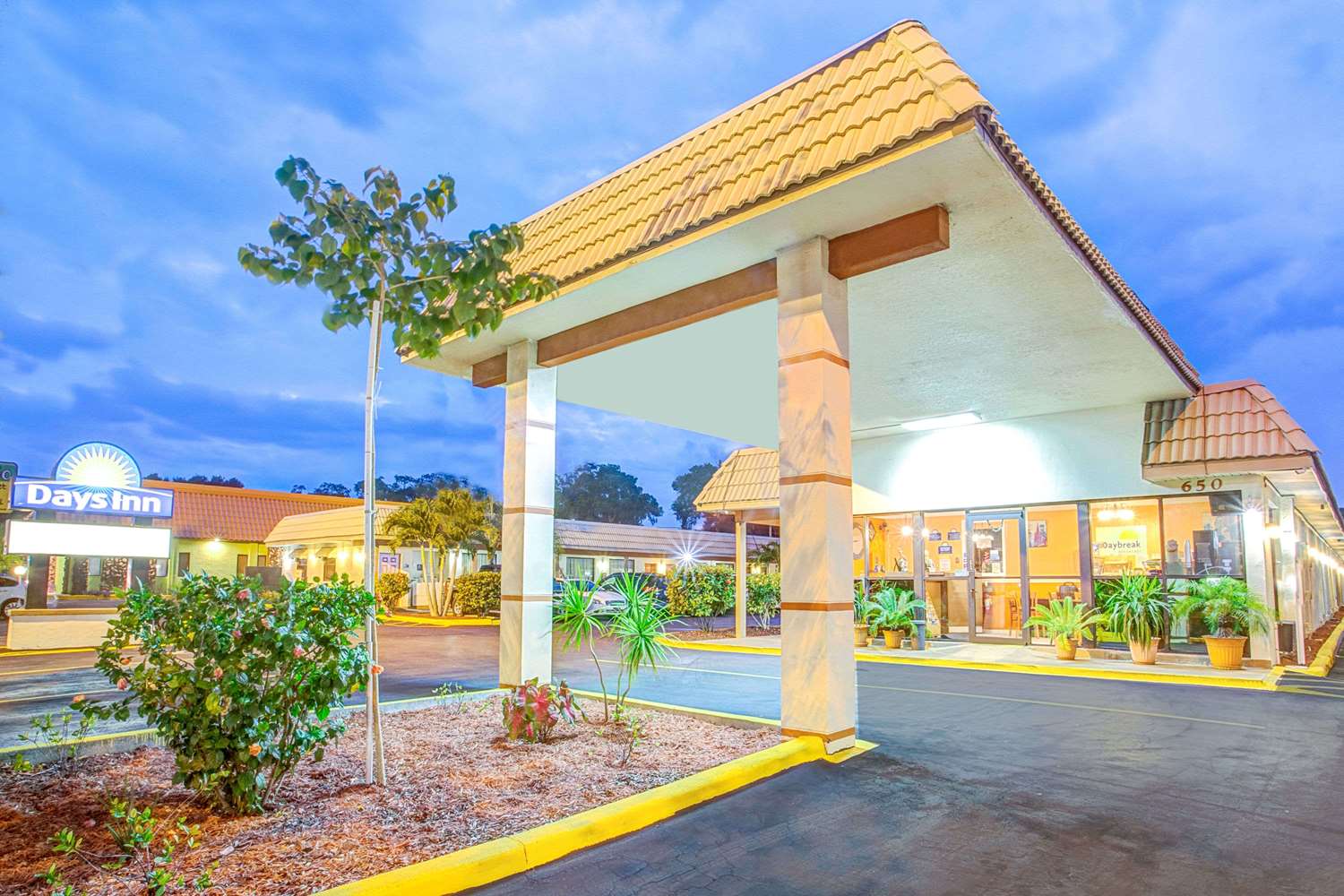 Days Inn by Wyndham St. Petersburg Central 16/23