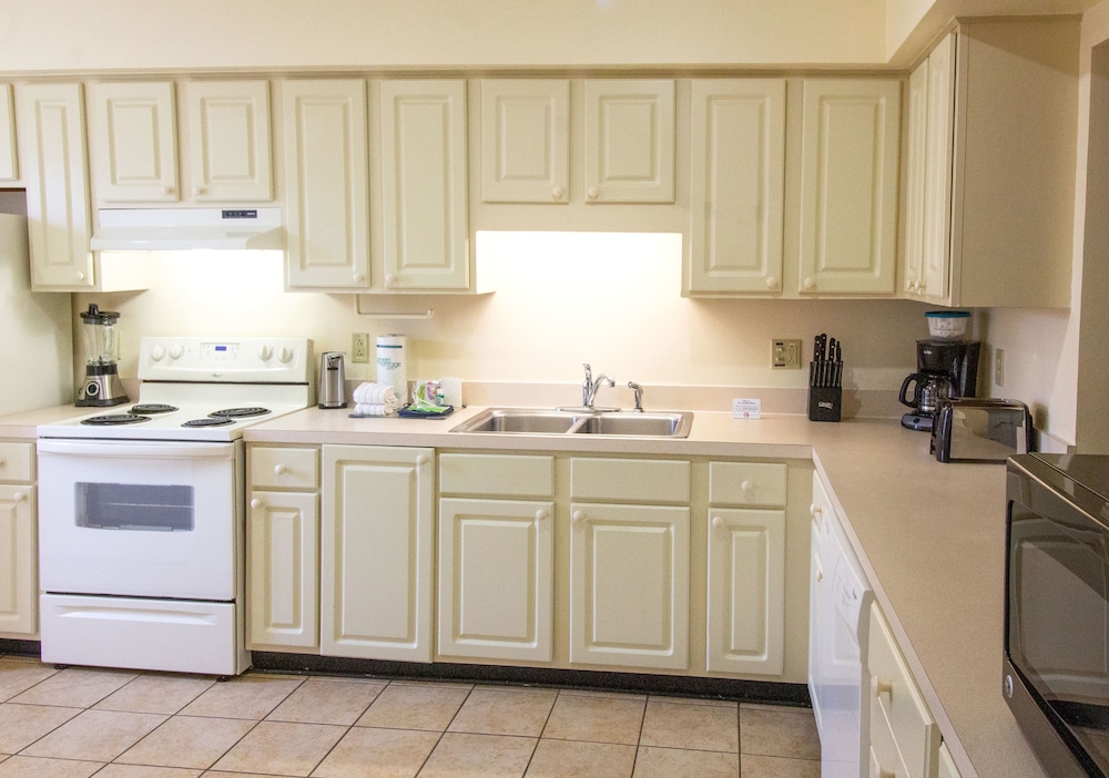 شقة سكنية قياسية بسرير كينج وسريرين منفصلين بغرفتي نوم مع أريكة، Deercreek Townhomes 3/3