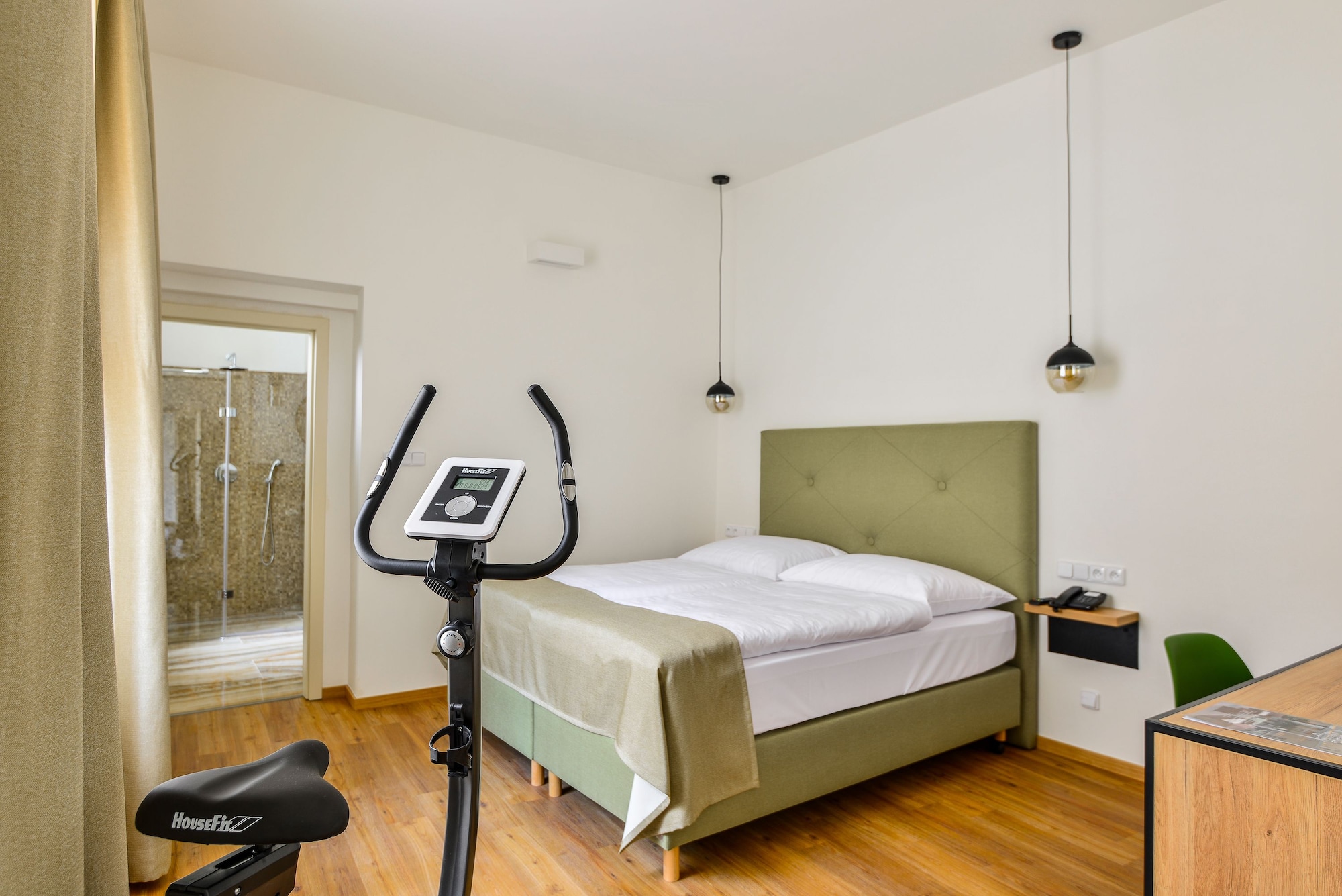 DELUXE, DOUBLE BED