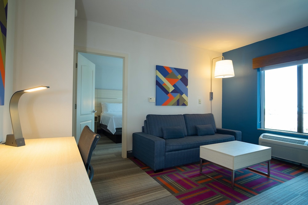 Holiday Inn Express and Suites Orlando - International Drive 53/79
