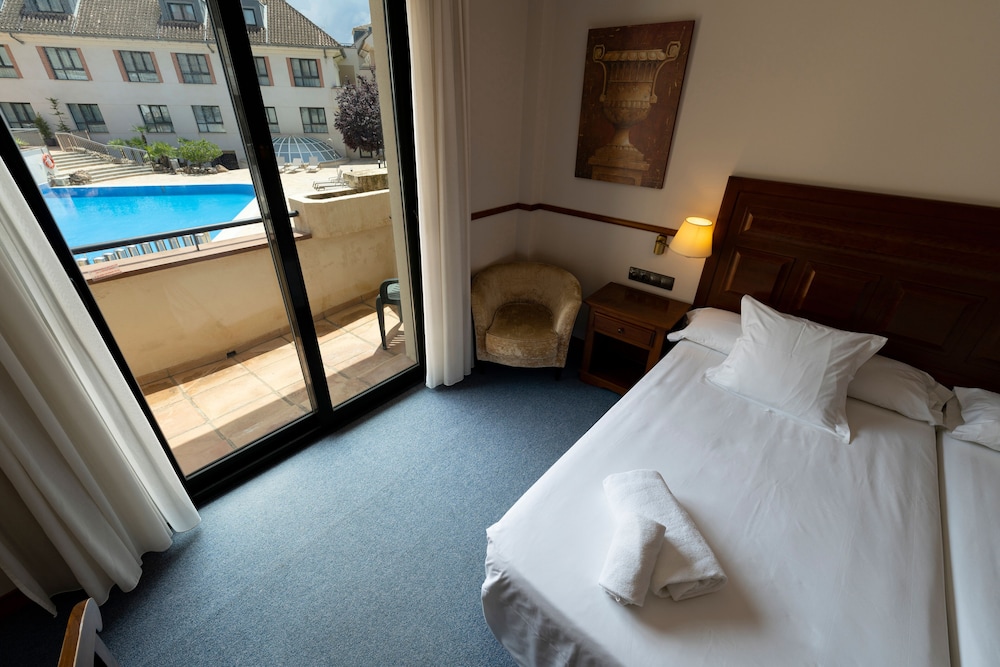 غرفة قياسية بسريرين منفصلين بشرفة