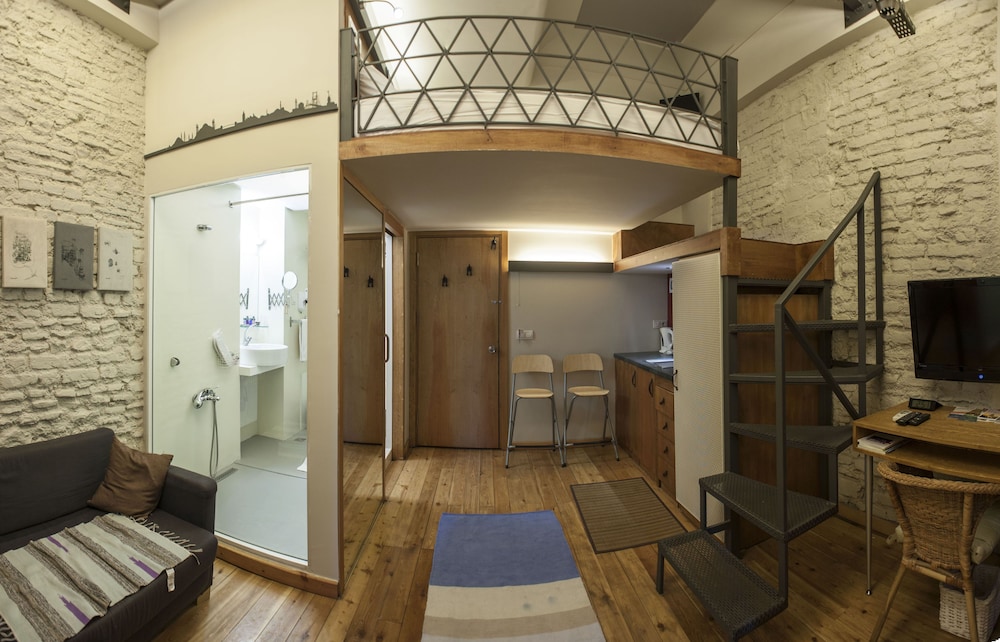Peradays Hotel 32/48