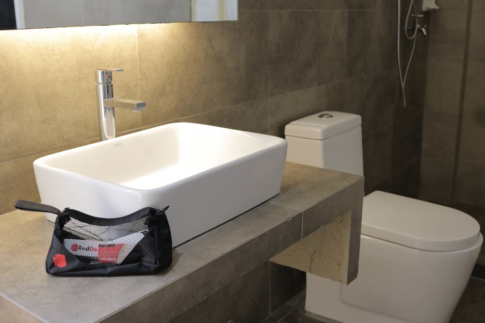 RedDoorz at Grand Apartelle Hernan Cortes Cebu 20/38