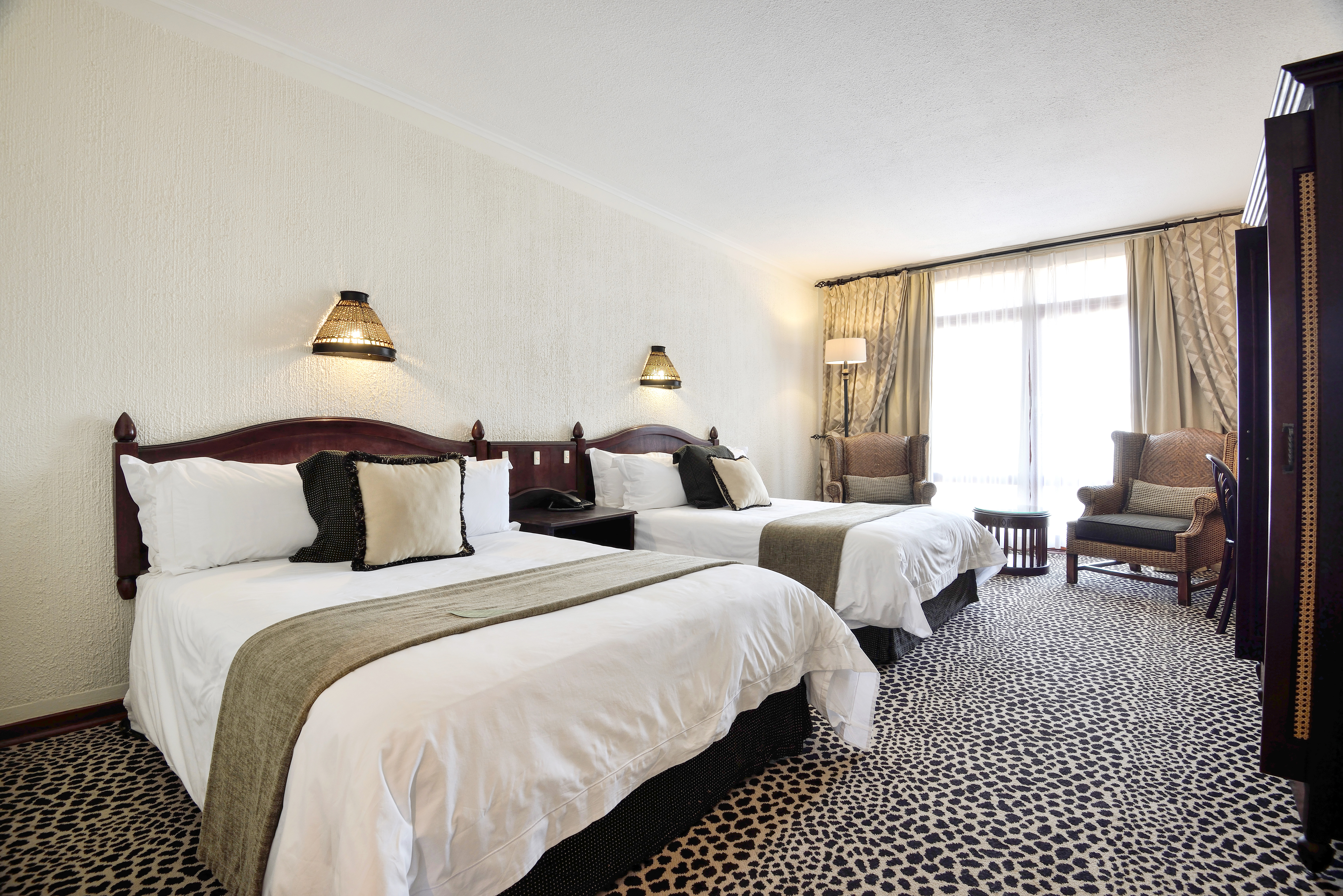 غرفة قياسية بسريرين منفصلين