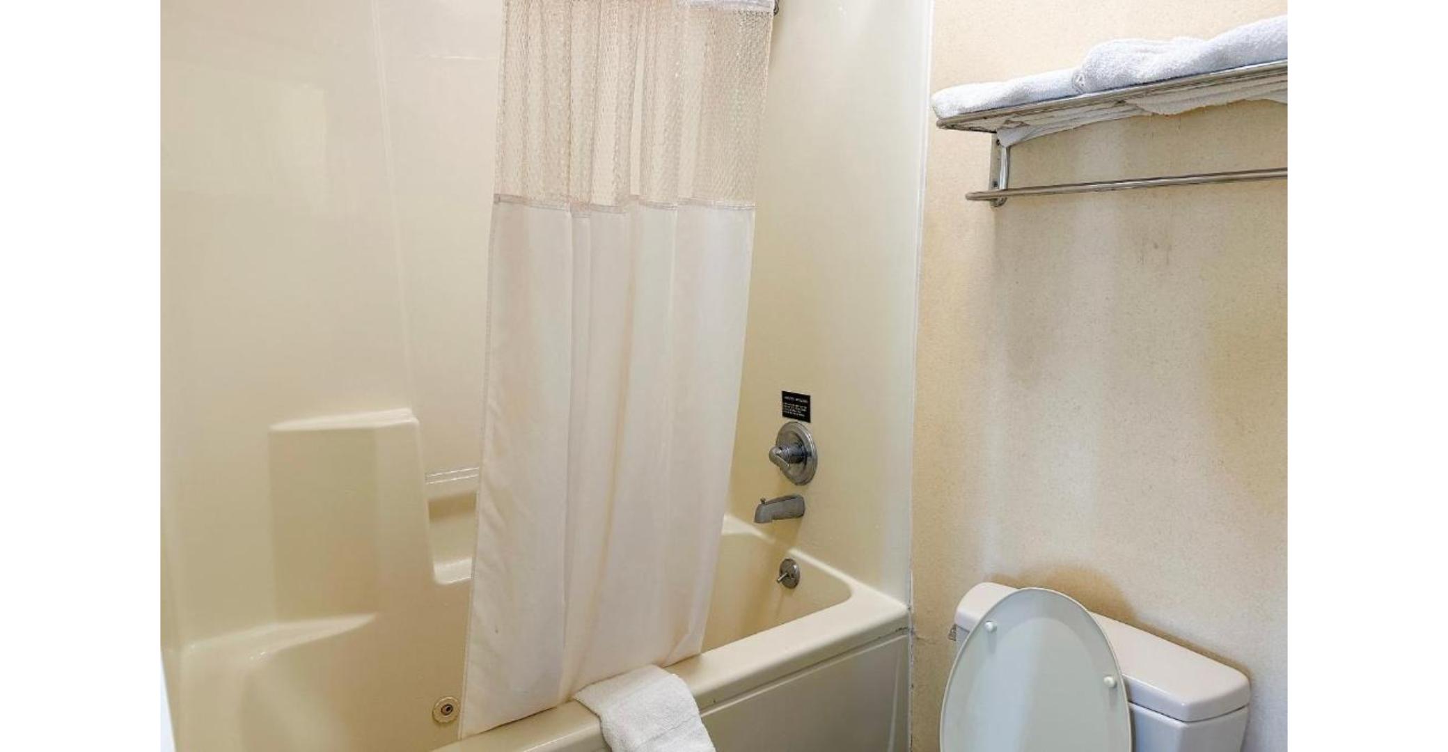 غرفة بسرير كينج لذوي الإعاقة، Bonita Lakes Inn by Capital O Meridian I20 7/7